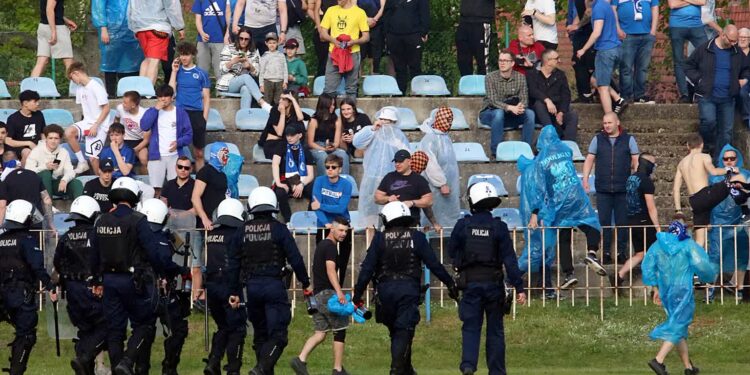 Od wstydu do radości: Stilon urwał się spod topora. Na trybunach awantura