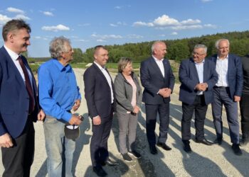 Uciążliwy dojazd do wielkiej fabryki mebli będzie odnowiony. Minister odwiedził teren inwestycji