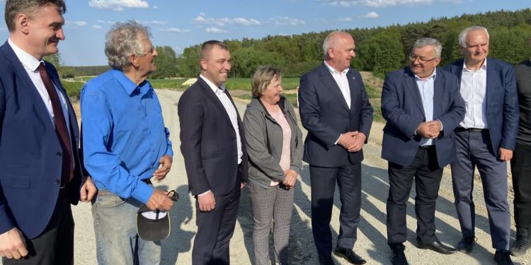 Uciążliwy dojazd do wielkiej fabryki mebli będzie odnowiony. Minister odwiedził teren inwestycji