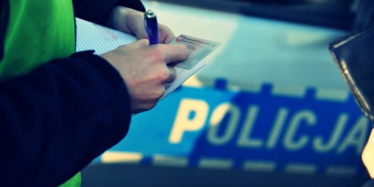 Auto zderzyło się z szynobusem na przejeździe w Motylewie