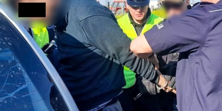 Nielegalni imigranci złapani w Lubuskiem. 8 Afgańczyków siedziało ściśniętych na tyle auta