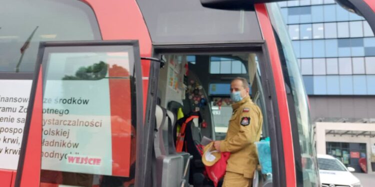 Oddają krew pod LUW