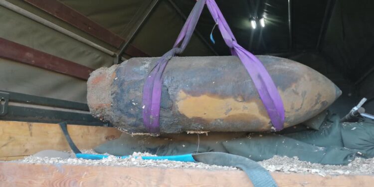 Niewybuch znaleziony przez rolnika we wsi Żabice. Saperzy wywieźli znalezisko na poligon