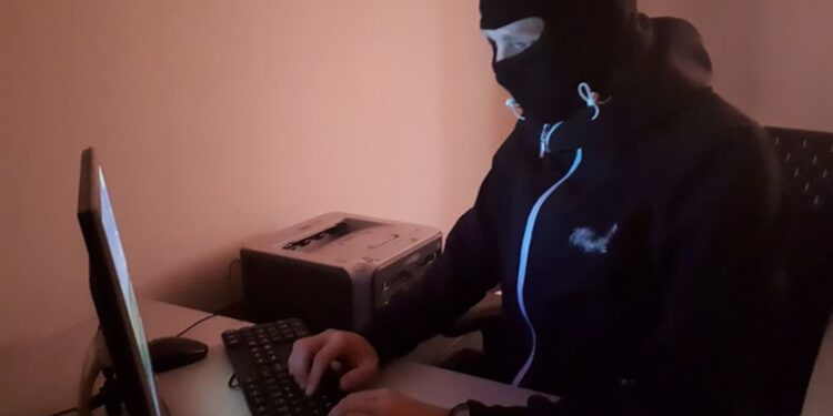 Straciła ponad 200 tys. zł! Internetowy oszust wyczyścił jej konto i zostawił z kredytami do spłacenia