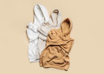 Bluzy męskie z kapturem - jakie dodatki wybrać do stylizacji?