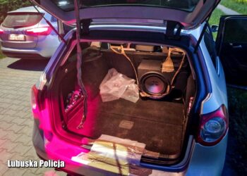 Nogi wystające z bagażnika samochodu. Ta jazda mogła mieć tragiczny finał