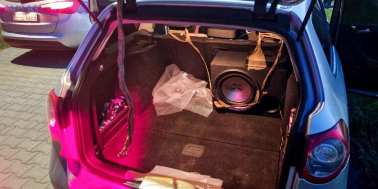 Nogi wystające z bagażnika samochodu. Ta jazda mogła mieć tragiczny finał