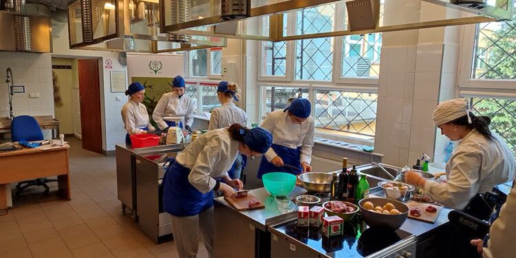 Dziczyzna na szkolnych patelniach