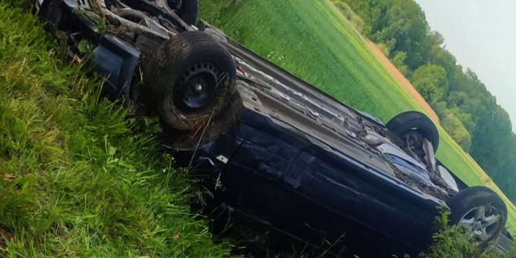 Kumulacja drogowej głupoty! Dachował po pijanemu i miał wyrok do odsiadki. Ukrył się w pokrzywach, by uniknąć kary