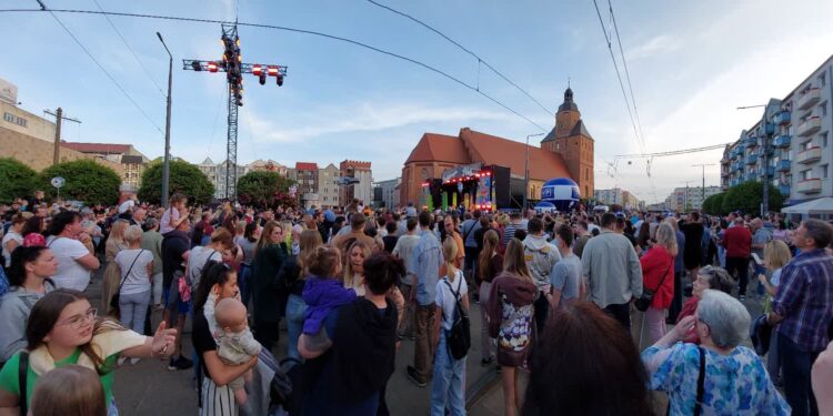 Tłumy bawią się na koncercie „Roztańczona Polska”