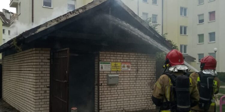 Małolat podpalił altanę śmietnikową