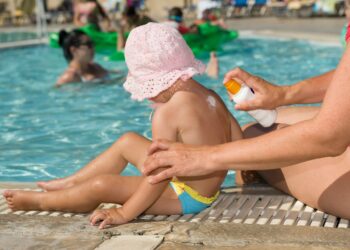 Zasady bezpiecznego opalania: Wybierz odpowiednie kosmetyki do ochrony skóry na plaży