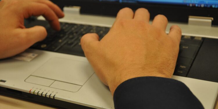 Uwierzyła fałszywemu konsultantowi. Straciła 50 tys. zł