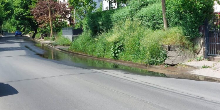 Strumyk na Warszawskiej. Mieszkańcy: urzędnicy nie reagują