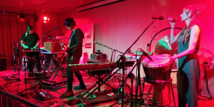 Fani art rocka bawili się w Kłodawie na koncercie Amarok i The POKS