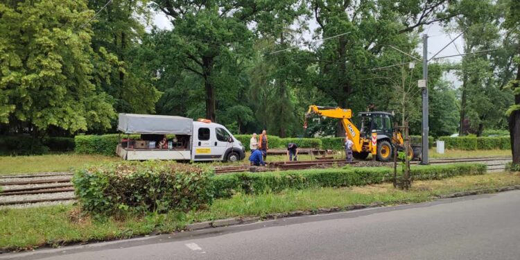 Trwa naprawa torowiska na ul. Walczaka. Wprowadzono komunikację zastępczą