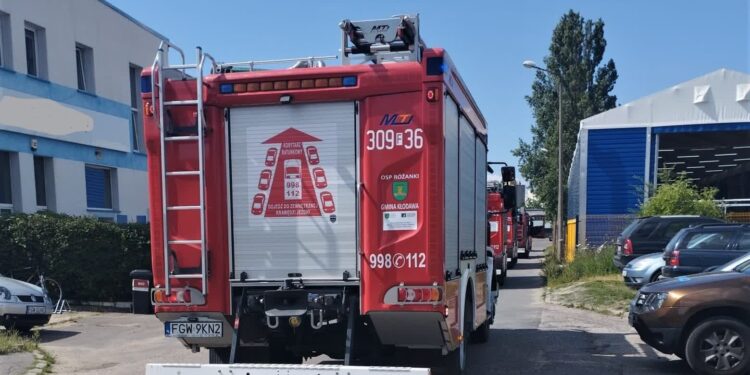 W hali przy ul. Walczaka palił się piec. 76 osób ewakuowanych