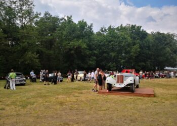 Zlot zabytkowych aut w Mierzęcinie