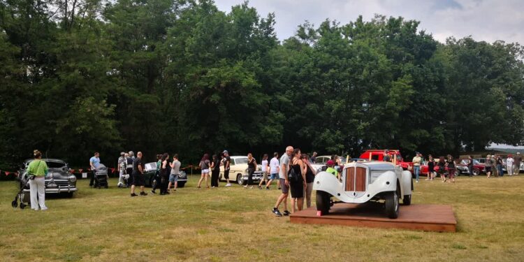 Zlot zabytkowych aut w Mierzęcinie