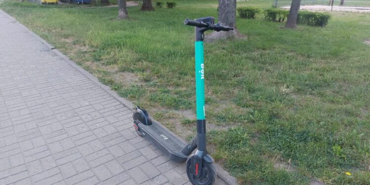 Powstaną specjalne miejsca do parkowania hulajnóg