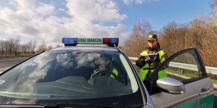 Złodziej jechał do Polski na fałszywych numerach rejestracyjnych. Wpadł przez rutynową kontrolę