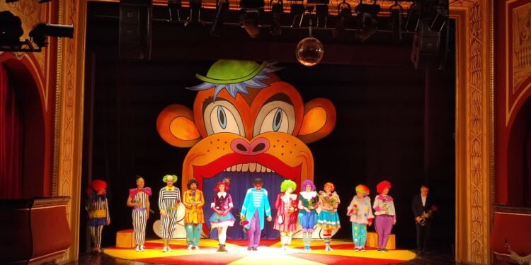 Pchła na sce… arenie