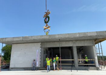 Na pawilonie Lubuskiego Centrum Ortopedii zawisła wiecha [DUŻO ZDJĘĆ]