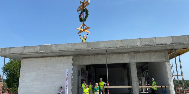 Na pawilonie Lubuskiego Centrum Ortopedii zawisła wiecha [DUŻO ZDJĘĆ]