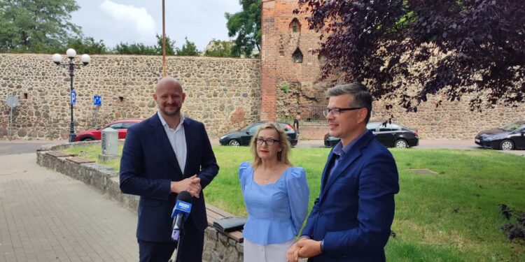 Politycy PiS pytają, czy Platforma nadal chce wpuścić migrantów?