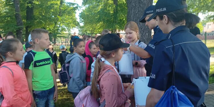 O bezpieczeństwie w Dzień Dziecka z żagańską policją