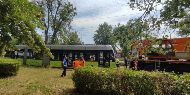 Wykolejony tramwaj na Walczaka