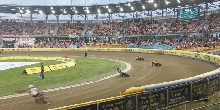 Do połowy łeb w łeb, potem nokaut. Stal wygrywa z Wilkami i zgarnia 3 punkty