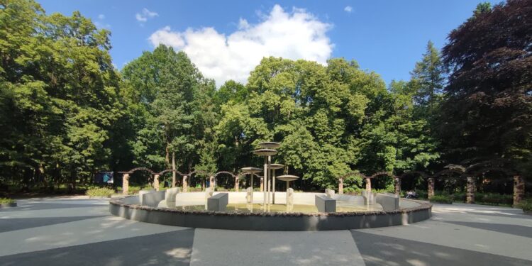 Uszkodzona fontanna w Parku Kopernika w Gorzowie