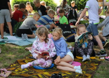 Piknik z książką w cieniu wierzby w Świebodzinie [DUŻO ZDJĘĆ]