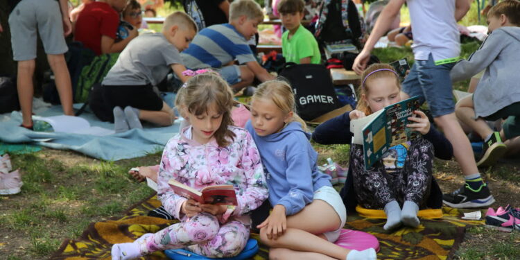 Piknik z książką w cieniu wierzby w Świebodzinie [DUŻO ZDJĘĆ]