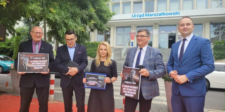 Politycy PiS: czy Donald Tusk nadal chce rozebrać mur na granicy i wpusci migrantów?