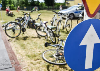 Kolizja rowerzystów. Kobieta trafiła do szpitala