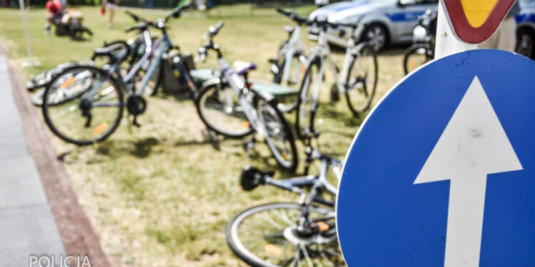 Kolizja rowerzystów. Kobieta trafiła do szpitala