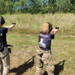 Wystrzałowe dziewczyny na strzelnicy w Wojcieszycach