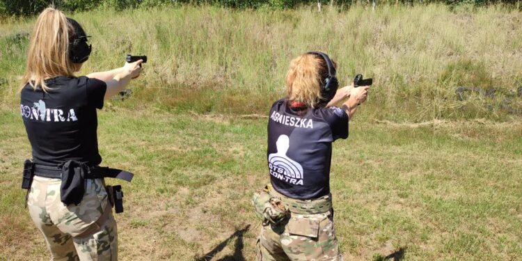 Wystrzałowe dziewczyny na strzelnicy w Wojcieszycach