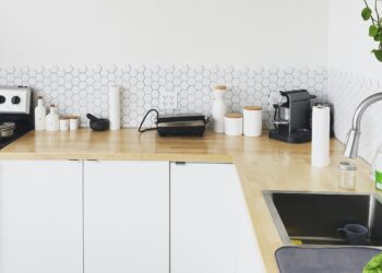 Jakie płytki do białej kuchni z drewnianym blatem?