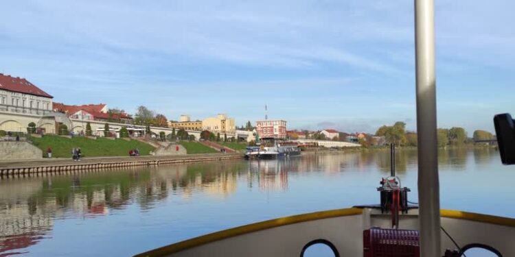 „Jaskółką” po Warcie