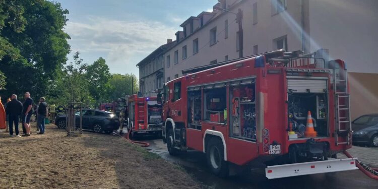 Pożar w kamienicy na gorzowskim Zawarciu [ZDJĘCIA]