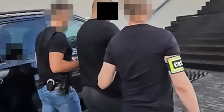 12 osób podejrzanych o wystawianie fałszywych faktur zatrzymane. Kwota oszustw to 90 mln zł!