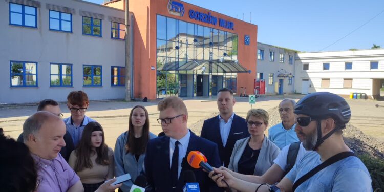 Młodzież ma dość spóźnających się pociągów