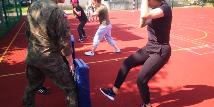 Wojsko uczy kobiety samoobrony