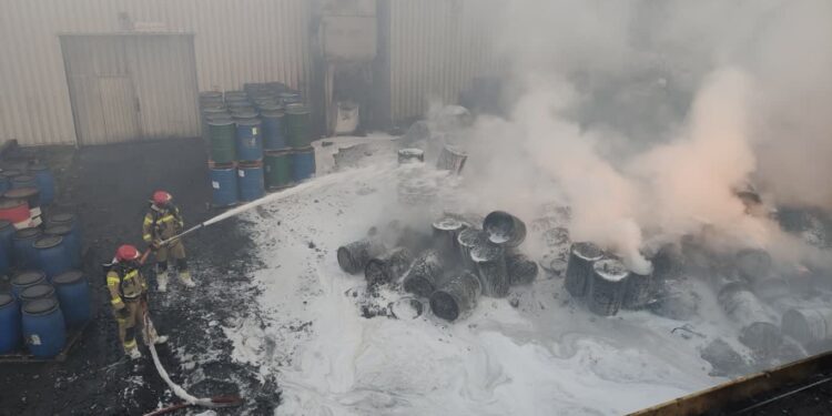 Pożar na składowisku w Stanowicach. Służby sprawdzają czy nie ma skażenia