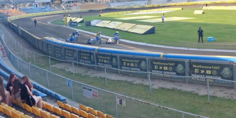 Stal wygrywa i pozostaje w walce o finał