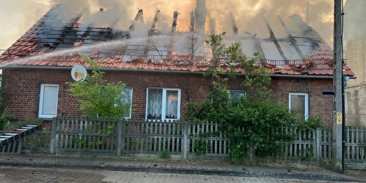 Pożar w Toporowie. Jest jedna osoba poszkodowana