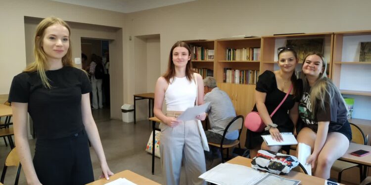 Maturzyści z wynikami